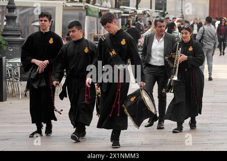 Tarragona, Spanien - 17. April 2024: Die Musik des Orchesters der Bruderschaft füllt die Straßen von Tarragona. Stockfoto