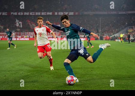 München, Deutschland. April 2024. München, 17. April 2024: Takehiro Tomiyasu (18 Arsenal) schießt den Ball während des Viertelfinales der UEFA Champions League zwischen dem FC Bayern München und dem Arsenal FC in der Allianz Arena in München. (Daniela Porcelli/SPP) Credit: SPP Sport Press Photo. /Alamy Live News Stockfoto