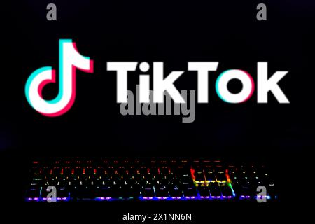 Brasilien. April 2024. In dieser Abbildung wird das TikTok-Logo auf dem Computerbildschirm mit einer Tastatur mit farbigen Lichtern angezeigt. (Foto von Rafael Henrique/SOPA Images/SIPA USA) *** ausschließlich für redaktionelle Nachrichten *** Credit: SIPA USA/Alamy Live News Stockfoto