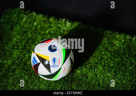 MÜNCHEN, 17. APRIL 2024: Der offizielle Adidas Fussballliebe Ball für die Europameisterschaft 2024 in Deutschland Stockfoto