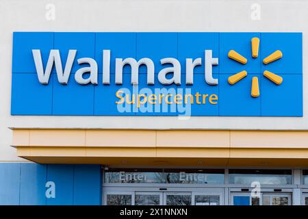 Ottawa, Kanada - 11. November 2023: Eingang zum Walmart Supercenter Einzelhandelsgeschäft. Stockfoto
