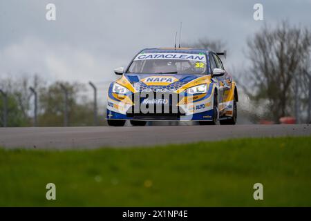 Daniel Rowbottom 32 Napa Racing UK BTCC Media Day wird am 16. April 2024 im Donington Park, Derby, England, gestartet. Foto von Chris Williams. Nur redaktionelle Verwendung, Lizenz für kommerzielle Nutzung erforderlich. Keine Verwendung bei Wetten, Spielen oder Publikationen eines einzelnen Clubs/einer Liga/eines Spielers. Quelle: UK Sports Pics Ltd/Alamy Live News Stockfoto