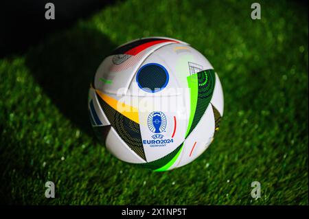 DORTMUND, 17. APRIL 2024: Der offizielle Adidas Fussballliebe Ball für die Europameisterschaft 2024 in Deutschland Stockfoto