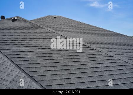 Dach des Hauses aus weichen Fliesen aus der Vogelperspektive. Stockfoto