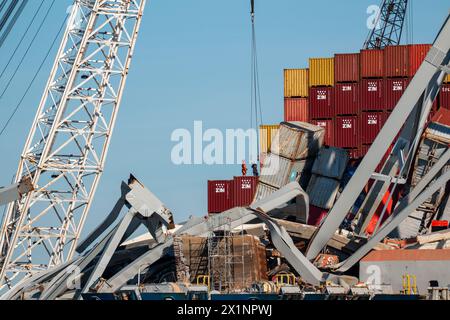 Dundalk, Vereinigte Staaten Von Amerika. April 2022. Dundalk, Vereinigte Staaten von Amerika. 14. April 2022. Die Rettungskräfte des United Command weisen einen Lastkahnkran an, um Frachtcontainer vom Deck des eingeschlossenen MV Dali-Frachtschiffs abzuholen, das in Stahlträgern von der eingestürzten Francis Scott Key Bridge im Fort McHenry-Kanal am 16. April 2024 in der Nähe von Dundalk, Maryland, eingehüllt ist. Die Brücke wurde am 26. März von einem 984-Fuß-Containerschiff getroffen und stürzte zusammen, wobei sechs Arbeiter ums Leben kamen. Quelle: Dylan Burnell/US Army/Alamy Live News Stockfoto