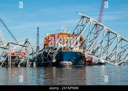 Dundalk, Vereinigte Staaten Von Amerika. April 2022. Dundalk, Vereinigte Staaten von Amerika. 14. April 2022. Der MV Dali, der mit Stahlträgern umhüllt wurde, nachdem er in die Francis Scott Key Bridge geschossen hatte, wartet auf die Entfernung von Trümmern, die den Fort McHenry Kanal blockierten, am 16. April 2024 in der Nähe von Dundalk, Maryland. Die Brücke wurde am 26. März von einem 984-Fuß-Containerschiff getroffen und stürzte zusammen, wobei sechs Arbeiter ums Leben kamen. Quelle: Dylan Burnell/US Army/Alamy Live News Stockfoto