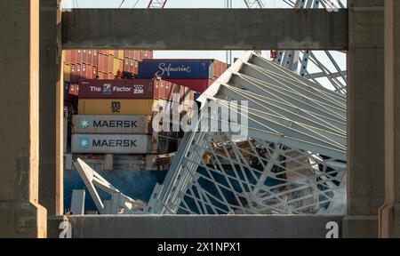 Dundalk, Vereinigte Staaten Von Amerika. April 2024. Dundalk, Vereinigte Staaten von Amerika. April 2024. Die Rettungskräfte des United Command weisen einen Lastkahnkran an, um Frachtcontainer vom Deck des eingeschlossenen MV Dali-Frachtschiffs abzuholen, das in Stahlträgern von der eingestürzten Francis Scott Key Bridge im Fort McHenry-Kanal am 16. April 2024 in der Nähe von Dundalk, Maryland, eingehüllt ist. Die Brücke wurde am 26. März von einem 984-Fuß-Containerschiff getroffen und stürzte zusammen, wobei sechs Arbeiter ums Leben kamen. Quelle: Dylan Burnell/US Army/Alamy Live News Stockfoto