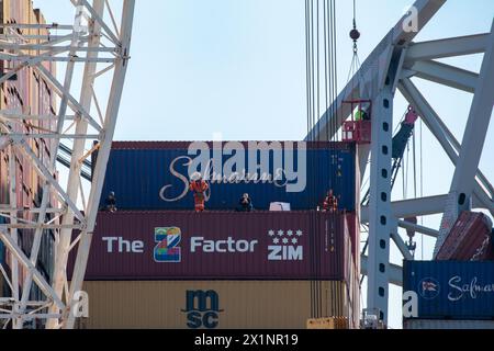 Dundalk, Vereinigte Staaten Von Amerika. April 2024. Dundalk, Vereinigte Staaten von Amerika. April 2024. Die Rettungskräfte des United Command weisen einen Lastkahnkran an, um Frachtcontainer vom Deck des eingeschlossenen MV Dali-Frachtschiffs abzuholen, das in Stahlträgern von der eingestürzten Francis Scott Key Bridge im Fort McHenry-Kanal am 16. April 2024 in der Nähe von Dundalk, Maryland, eingehüllt ist. Die Brücke wurde am 26. März von einem 984-Fuß-Containerschiff getroffen und stürzte zusammen, wobei sechs Arbeiter ums Leben kamen. Quelle: Dylan Burnell/US Army/Alamy Live News Stockfoto