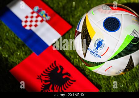 HAMBURG, DEUTSCHLAND, 17. APRIL 2024: Kroatien gegen Albanien, Fußball-EM 2024 Gruppe B im Volksparkstadion, Hamburg, 19. Juni 2024, offizieller Ball auf gr Stockfoto