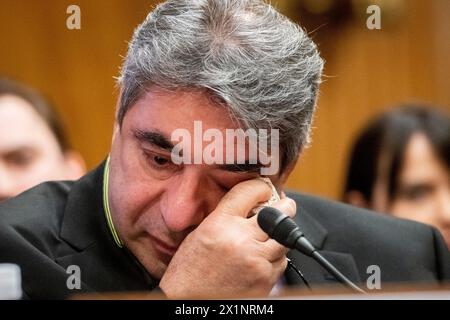 Washington, Vereinigte Staaten. April 2024. Sam Salehpour, derzeitiger Quality Engineer von Boeing, wischt sich Tränen aus den Augen, als er vor einem Senatsausschuss für innere Sicherheit und Regierungsangelegenheiten erscheint – Unterausschuss für Ermittlungen, Anhörung zur Untersuchung von Boeings gebrochener Sicherheitskultur, die sich auf Berichte aus erster Hand konzentriert, im Dirksen Senate Office Building in Washington, DC, 17. April. 2024. Quelle: Rod Lamkey/CNP/dpa/Alamy Live News Stockfoto