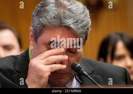 Washington, Vereinigte Staaten. April 2024. Sam Salehpour, derzeitiger Quality Engineer von Boeing, wischt sich Tränen aus den Augen, als er vor einem Senatsausschuss für innere Sicherheit und Regierungsangelegenheiten erscheint – Unterausschuss für Ermittlungen, Anhörung zur Untersuchung von Boeings gebrochener Sicherheitskultur, die sich auf Berichte aus erster Hand konzentriert, im Dirksen Senate Office Building in Washington, DC, 17. April. 2024. Quelle: Rod Lamkey/CNP/dpa/Alamy Live News Stockfoto