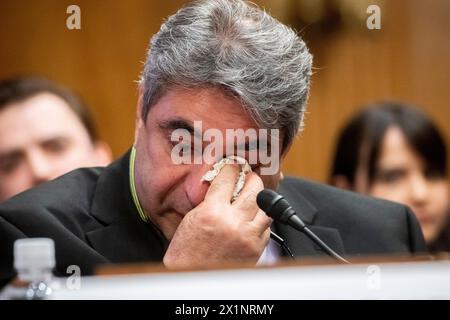 Washington, Vereinigte Staaten. April 2024. Sam Salehpour, derzeitiger Quality Engineer von Boeing, wischt sich Tränen aus den Augen, als er vor einem Senatsausschuss für innere Sicherheit und Regierungsangelegenheiten erscheint – Unterausschuss für Ermittlungen, Anhörung zur Untersuchung von Boeings gebrochener Sicherheitskultur, die sich auf Berichte aus erster Hand konzentriert, im Dirksen Senate Office Building in Washington, DC, 17. April. 2024. Quelle: Rod Lamkey/CNP/dpa/Alamy Live News Stockfoto