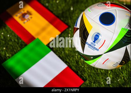 LEIPZIG, DEUTSCHLAND, 17. APRIL 2024: Spanien gegen Italien, Fußball-EM 2024 Gruppe B in der Arena AufSchalke, Gelsenkirchen, 20. Juni 2024, offizieller Ball an Stockfoto