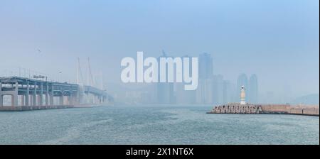 Panoramablick auf die Küste von Busan, Südkorea. Gwangandaegyo Bridge an einem nebeligen Tag Stockfoto
