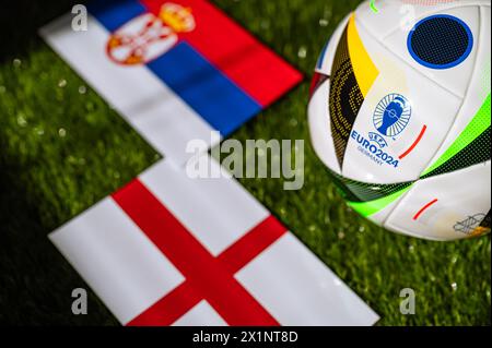 BERLIN, DEUTSCHLAND, 17. APRIL 2024: Serbien gegen England, Fußball-EM 2024 Gruppe C in der Arena AufSchalke, Gelsenkirchen, 16. Juni 2024, offizieller Ball o Stockfoto