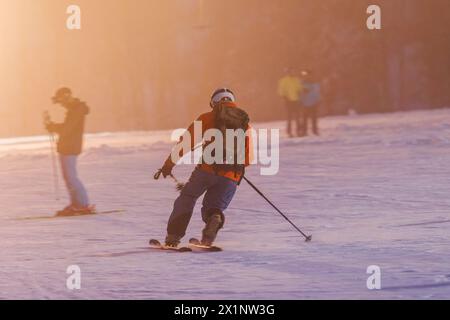 St. Peter, Deutschland. April 2024. Ein Skifahrer fährt die Piste am Kaibenloch Lift unter Flutlichtern hinunter. Die Wintersportsaison im Schwarzwald endete vor Wochen. Nach sommerlichen Temperaturen auf dem Schwarzwaldgipfel der Kandel kehrte Mitte April der Winter zurück - mit viel Neuschnee. Ab Mittwochabend öffnen die Kandellifte und bieten Flutlichtantrieb für Skifahrer und Snowboarder. Quelle: Philipp von Ditfurth/dpa/Alamy Live News Stockfoto