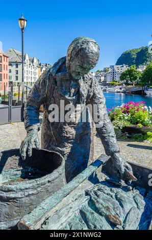 ALESUND, NORWEGEN - 19. JULI 2014: Die Skulptur „Sildekona“ in Alesund, Norwegen, geschaffen von Tore Bjorn Skjolsvik, die 1991 enthüllt wurde, erinnert an die Frauen Stockfoto