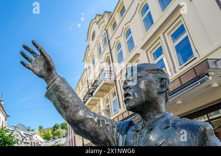 ALESUND, NORWEGEN - 20. JULI 2014: Skulptur „The Newspaper Boy“ von Arne Martin Hansen, gestiftet von der Zeitung Sunnmorsposten 1998 an die ci Stockfoto