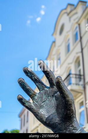 ALESUND, NORWEGEN - 20. JULI 2014: Detail der Skulptur „The Newspaper Boy“ von Arne Martin Hansen, gespendet von der Zeitung Sunnmorsposten in 1 Stockfoto