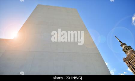 Sonnenlicht und Schatten auf der Oberfläche von weißem Beton Gebäudewand vor blauem Himmel Hintergrund, geometrische Außenarchitektur in Minimal Street Photogra Stockfoto