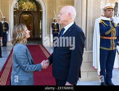 Karthago, Tunis, Tunesien. April 2024. Kais Saied, der Präsident der Tunesischen Republik, empfängt im Karthago-Palast Giorgia Meloni die Regierungschefin Italiens, die ihren vierten Besuch in Tunesien in weniger als einem Jahr absolvierte. Migration, Hochschulkooperation, Unterstützung für PME. Die Akten sind vertraulich, so sehr die Passage ausdrücklich war. (Kreditbild: © Chokri Mahjoub/ZUMA Press Wire) NUR REDAKTIONELLE VERWENDUNG! Nicht für kommerzielle ZWECKE! Stockfoto