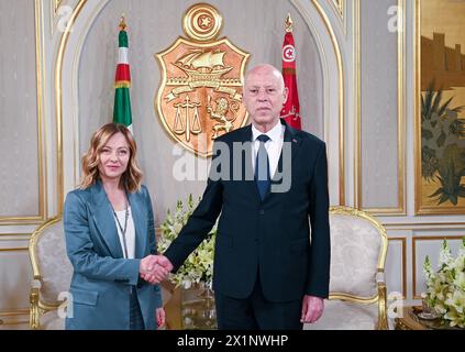 Karthago, Tunis, Tunesien. April 2024. Kais Saied, der Präsident der Tunesischen Republik, empfängt im Karthago-Palast Giorgia Meloni die Regierungschefin Italiens, die ihren vierten Besuch in Tunesien in weniger als einem Jahr absolvierte. Migration, Hochschulkooperation, Unterstützung für PME. Die Akten sind vertraulich, so sehr die Passage ausdrücklich war. (Kreditbild: © Chokri Mahjoub/ZUMA Press Wire) NUR REDAKTIONELLE VERWENDUNG! Nicht für kommerzielle ZWECKE! Stockfoto