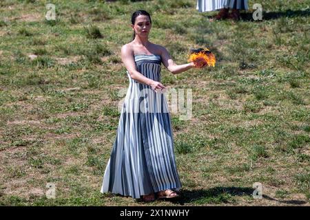 Olympia, Griechenland - 15. April 2024: Letzte Probe der olympischen Flammenbeleuchtung für die Olympischen Sommerspiele 2024 im antiken Olym Stockfoto