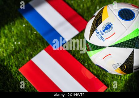 HAMBURG, DEUTSCHLAND, 17. APRIL 2024: Niederlande gegen Österreich, Fußball-EM 2024 Gruppe D im Olympiastadion, Berlin, 25. Juni 2024, offizieller Ball auf g Stockfoto
