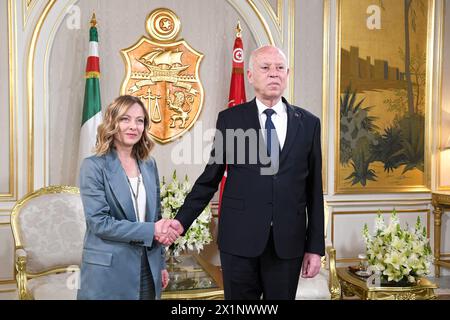 Karthago, Tunis, Tunesien. April 2024. Kais Saied, der Präsident der Tunesischen Republik, empfängt im Karthago-Palast Giorgia Meloni die Regierungschefin Italiens, die ihren vierten Besuch in Tunesien in weniger als einem Jahr absolvierte. Migration, Hochschulkooperation, Unterstützung für PME. Die Akten sind vertraulich, so sehr die Passage ausdrücklich war. (Kreditbild: © Chokri Mahjoub/ZUMA Press Wire) NUR REDAKTIONELLE VERWENDUNG! Nicht für kommerzielle ZWECKE! Stockfoto