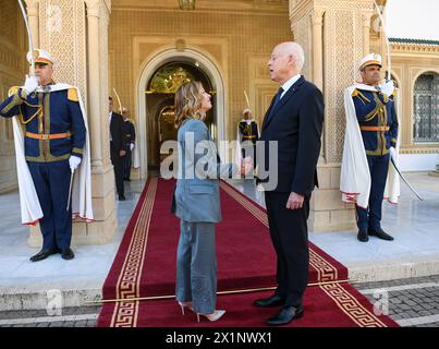 Karthago, Tunis, Tunesien. April 2024. Kais Saied, der Präsident der Tunesischen Republik, empfängt im Karthago-Palast Giorgia Meloni die Regierungschefin Italiens, die ihren vierten Besuch in Tunesien in weniger als einem Jahr absolvierte. Migration, Hochschulkooperation, Unterstützung für PME. Die Akten sind vertraulich, so sehr die Passage ausdrücklich war. (Kreditbild: © Chokri Mahjoub/ZUMA Press Wire) NUR REDAKTIONELLE VERWENDUNG! Nicht für kommerzielle ZWECKE! Stockfoto