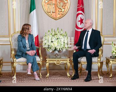 Karthago, Tunis, Tunesien. April 2024. Kais Saied, der Präsident der Tunesischen Republik, empfängt im Karthago-Palast Giorgia Meloni die Regierungschefin Italiens, die ihren vierten Besuch in Tunesien in weniger als einem Jahr absolvierte. Migration, Hochschulkooperation, Unterstützung für PME. Die Akten sind vertraulich, so sehr die Passage ausdrücklich war. (Kreditbild: © Chokri Mahjoub/ZUMA Press Wire) NUR REDAKTIONELLE VERWENDUNG! Nicht für kommerzielle ZWECKE! Stockfoto