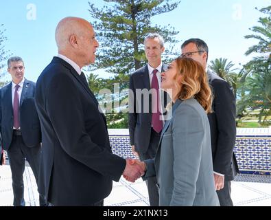 Karthago, Tunis, Tunesien. April 2024. Kais Saied, der Präsident der Tunesischen Republik, empfängt im Karthago-Palast Giorgia Meloni die Regierungschefin Italiens, die ihren vierten Besuch in Tunesien in weniger als einem Jahr absolvierte. Migration, Hochschulkooperation, Unterstützung für PME. Die Akten sind vertraulich, so sehr die Passage ausdrücklich war. (Kreditbild: © Chokri Mahjoub/ZUMA Press Wire) NUR REDAKTIONELLE VERWENDUNG! Nicht für kommerzielle ZWECKE! Stockfoto