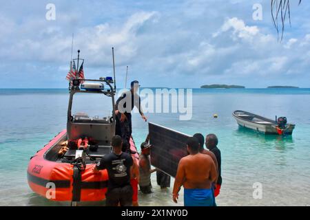 Woleai, Mikronesien, Föderierte Staaten Von. 12. April 2024. Die Besatzung des Schnellreaktionsschneiders USCGC Oliver Henry und die Anwohner entladen Frischwasser und ein Umkehrosmosesystem, um den Trinkwassermangel aufgrund der Dürre auf der abgelegenen Insel zu lindern, 12. April 2024 in Woleai, Yap State, Föderierte Staaten von Mikronesien. Quelle: CWO Sara Muir/USCG/Alamy Live News Stockfoto