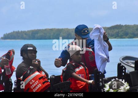 Woleai, Mikronesien, Föderierte Staaten Von. 12. April 2024. Die Crew des Sentinel-Klasse-Schnellreaktionsschneiders USCGC Oliver Henry lädt einen verletzten 9-jährigen Jungen, der während eines Besuchs in ein Krankenhaus gebracht wird, um Bewohner der abgelegenen Insel zu unterstützen, am 12. April 2024 in Woleai, Yap State, Föderierte Staaten von Mikronesien. Quelle: CWO Sara Muir/USCG/Alamy Live News Stockfoto