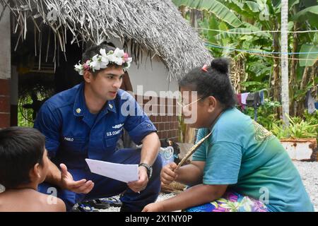 Woleai, Mikronesien, Föderierte Staaten Von. 12. April 2024. USCG Petty Officer 1st Class Joshua Pablo, ein Rettungssanitäter mit dem Schnellreaktionsschneider der Sentinel-Klasse USCGC Oliver Henry spricht während eines Besuchs zur Unterstützung der Bewohner der abgelegenen Insel am 12. April 2024 in Woleai, Yap State, über den Zustand eines verletzten 9-jährigen Jungen mit lokalem medizinischem Personal. föderierte Staaten von Mikronesien. Quelle: CWO Sara Muir/USCG/Alamy Live News Stockfoto