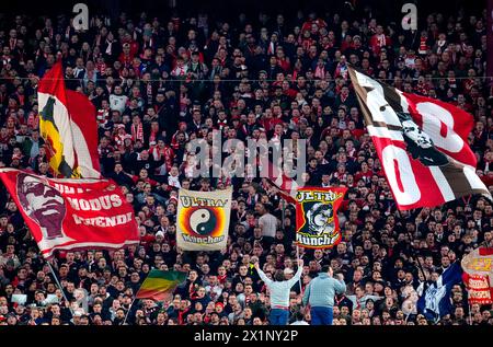 Bayern München Fans in den Tribünen beim Viertelfinale der UEFA Champions League, dem zweiten Legspiel in der Allianz Arena, München. Bilddatum: Mittwoch, 17. April 2024. Stockfoto