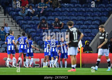 Porto, Portugal. April 2024. Das Dragao Stadion, portugiesischer Pokal 2024, FC Porto gegen Vitoria SC; Francisco Conceicao vom FC Porto feiert, nachdem er das zweite Tor seiner Mannschaft während eines Spiels zwischen dem FC Porto und Vitoria SC für das Halbfinale des portugiesischen Pokals 2024 im Dragao Stadion in Porto erzielte. Foto: Daniel Castro/DiaEsportivo/Alamy Live News Credit: DiaEsportivo/Alamy Live News Stockfoto