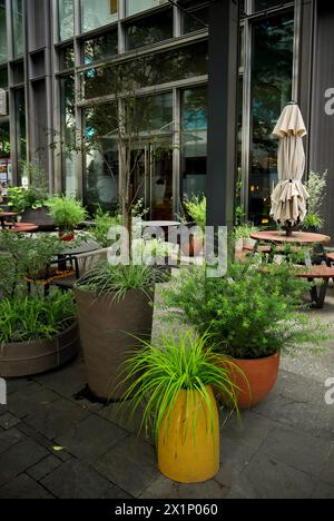 Tokyo Street Blick auf ein Café in der Marunouchi Nakadori Street, das mit verschiedenen Pflanzen dekoriert ist Stockfoto