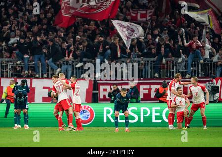 München, Deutschland. April 2024. München, 17. April 2024: Spieler von Bayern München feiern ihren Sieg und Einstieg ins Halbfinale und Spieler von Arsenal sehen nach ihrem Verlust im Viertelfinale der UEFA Champions League zwischen dem FC Bayern München und dem Arsenal FC in der Allianz Arena in München niedergeschlagen aus. (Daniela Porcelli/SPP) Credit: SPP Sport Press Photo. /Alamy Live News Stockfoto