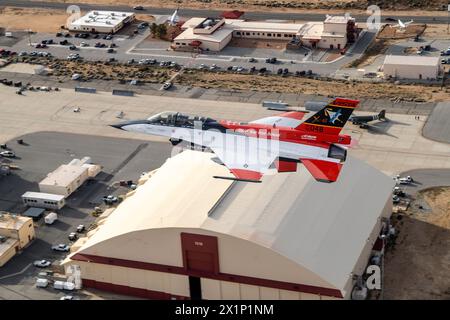 Edwards Air Force Base, Usa. 23. März 2023. Die General Dynamics X-62 VISTA, Variable in-Flight Stability Test Aircraft fliegt am 23. März 2023 über der Edwards Air Force Base in Palmdale, Kalifornien. Das Flugzeug verwendet Algorithmen für künstliche Intelligenz, einschließlich des Skyborg-Systems, die autonom gesteuerte Operationen ermöglichen. Kredit: Ethan Wagner/USA Air Force/Alamy Live News Stockfoto