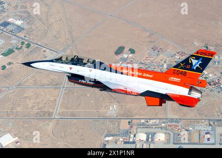 Edwards Air Force Base, Usa. August 2022. Die General Dynamics X-62 VISTA, Variable in-Flight Stability Test Aircraft fliegt am 26. August 2022 über der Edwards Air Force Base in Palmdale, Kalifornien. Das Flugzeug verwendet Algorithmen für künstliche Intelligenz, einschließlich des Skyborg-Systems, die autonom gesteuerte Operationen ermöglichen. Kredit: TSgt. Kyle Brasier/USA Air Force/Alamy Live News Stockfoto