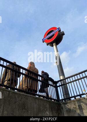 Das Symbol der Londoner U-Bahn in der Hyde Park Corner ist am 2024. April in London zu sehen Stockfoto