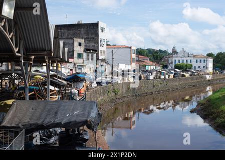 Santo Amaro, Bahia, Brasilien - 19. Mai 2019: Blick auf den Fluss Subaé in der Stadt Santo Amaro in Bahia. Stockfoto