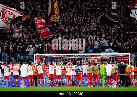 Die Bayern München-Spieler applaudieren den Fans am Ende des Viertelfinales der UEFA Champions League, dem zweiten Legspiel in der Allianz Arena, München. Bilddatum: Mittwoch, 17. April 2024. Stockfoto