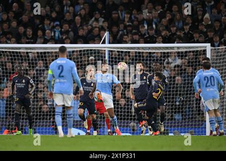 Manuel Akanji von Manchester City kämpft im Etihad Stadium in Manchester England (will Palmer/SPP) im Halbfinale der UEFA Champions League gegen Real Madrid um den Besitz mit Brahim Díaz aus Real Madrid. /Alamy Live News Stockfoto