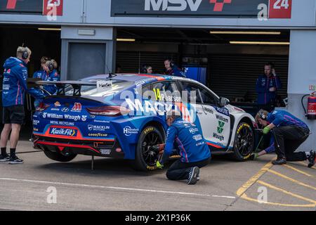 Ronan Pearson 14 Team BRISTOL STREET MOTORS BTCC Media Day wird am 16. April 2024 in Donington Park, Derby, England, gestartet. Foto von Chris Williams. Nur redaktionelle Verwendung, Lizenz für kommerzielle Nutzung erforderlich. Keine Verwendung bei Wetten, Spielen oder Publikationen eines einzelnen Clubs/einer Liga/eines Spielers. Quelle: UK Sports Pics Ltd/Alamy Live News Stockfoto