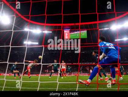 Der Bayern Münchner Joshua Kimmich erzielte im Viertelfinale der UEFA Champions League, das zweite Legspiel in der Allianz Arena, München, das erste Tor des Spiels. Bilddatum: Mittwoch, 17. April 2024. Stockfoto