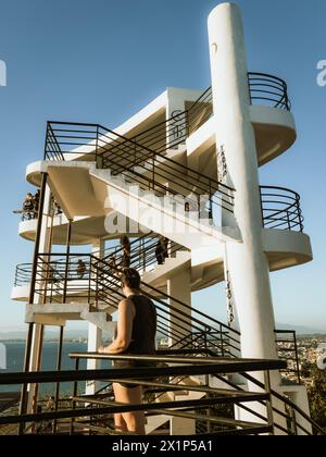 Menschen auf mirador am Aussichtspunkt Hill of the Cross in Puerto Vallarta, Mexiko am 2. Februar 2024. Stockfoto