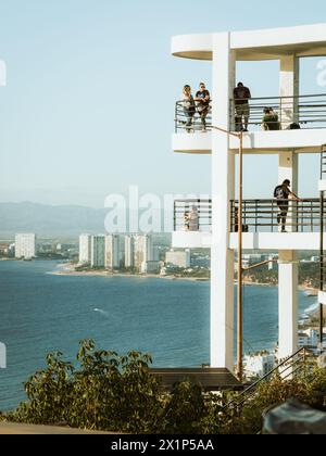 Menschen auf mirador am Aussichtspunkt Hill of the Cross in Puerto Vallarta, Mexiko am 2. Februar 2024. Stockfoto