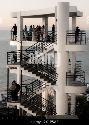 Menschen auf mirador am Aussichtspunkt Hill of the Cross in Puerto Vallarta, Mexiko am 2. Februar 2024. Stockfoto